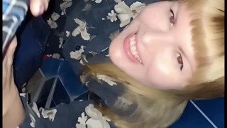 Extrémní sex na veřejnosti v restauraci se sbaleným dospívajícím studentem, cum na jazyku