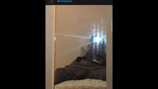 Chico hetero jugando con su gran polla