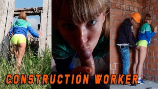 Ela foi pega por uma construtora quando se masturbou - EN SUBTITLES