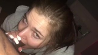 Bílá dívka vypouští péro