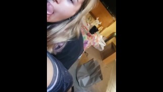 salope blonde se prend du sperme dans la bouche