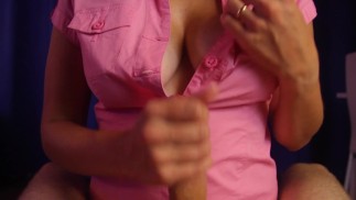 CFNM titfuck in una maglietta rosa - non può durare nemmeno 3 minuti