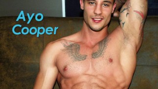 Ayo Cooper em Flirt4Free - Garanhão Euro tatuado com pau de monstro se masturbando com força