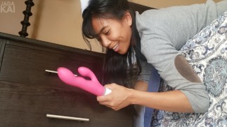 Schoolmeisje vindt mama's speeltjes