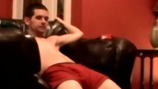 Jeune amateur prend du sperme dans la bouche après un élevage de cul à cru