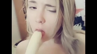 Kompilacja 18-letnia nastolatka ssie banana, wyobrażając sobie, że to kutas