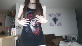 Goth meisje stript voor jou - en ze heeft een geheim