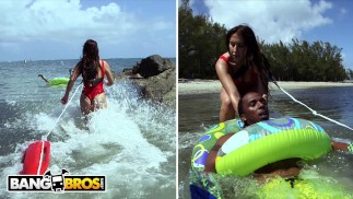 BANGBROS - Чарли попадает в горячую воду, спасатель Валери Кей спасает положение
