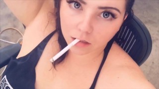 Fumando e brincando com meus peitos grandes e naturais