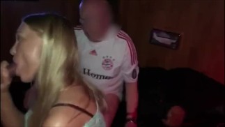 Hot jovem vagabunda é fodida em um cinema de sexo
