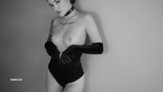 Velvet Crush Teaser (gorąca brunetka daje ci seksowne drażnienie w czerni i bieli)