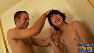 Pau grande de emo twink é puxado no chuveiro com força
