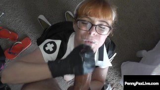Nympho enfermeira Penny Pax chupa seu paciente com pau duro!