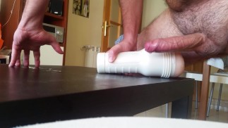 Kerl Kippt Zwei Ladungen Sperma, Während Er Eine Falsche Muschi Fickt 