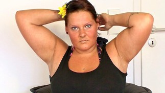 Schöne dicke Frau wird oben mit Sperma bespritzt nach energischem Ficken und Fisten