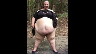 Ssbbw bbw publicznie błyśnie dużym tyłkiem i brzuchem w parku