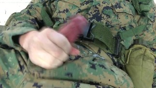 Americký Námořní Crossdresser Cums Celé Sebe V Plné Bojové Uniformě