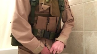 Us Marine in heeft een vluggertje in gevechtsuniform (cumshot)