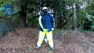 HiViz-Welpe schlich sich von der Arbeit, um schnell eine Pfote zu bekommen