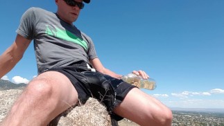 Derramando mijo sobre meus shorts atléticos em trilhas públicas