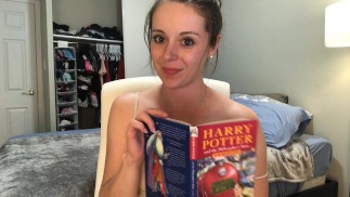 Lendo harry potter histericamente sentado em um vibrador