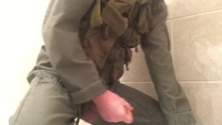 Amerikaanse militaire helikopterpiloot heeft een sensuele cum in uniform