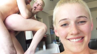 RILEY NIXON SE DOUCHE, PUIS SE FAIT REMPLIR LA CHATTE DE SPERME