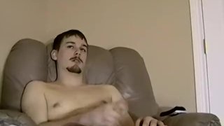 Amateur-Jock Blaze zerrt an seinem großen Schwanz, um solo zu kommen