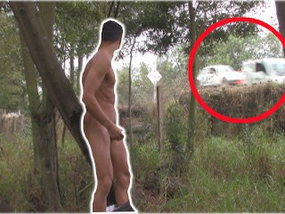 Scende Dalla Strada, Si Spoglia e Rischia Di Essere Visto Mentre Si Masturba