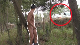 Scende dalla strada, si spoglia e rischia di essere visto mentre si masturba