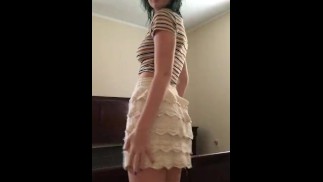 ¡Mira a la joven puta desnudarse y follarse con el dedo!