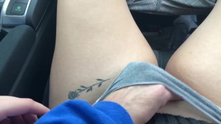 Cute tem a calcinha tocada pelo papai no carro