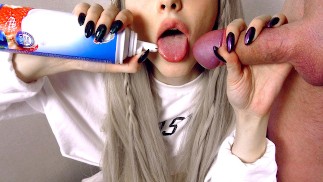 Sabroso desayuno con una hermosa rubia. Juego con comida y creampie oral