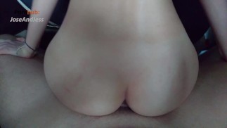 Autoseks petite betrapt op een grote lul tijdens reis