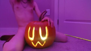 Carino amatoriale ragazza trans creampies zucca di Halloween