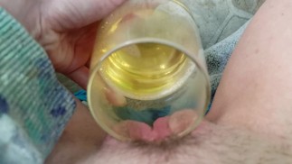 POV Chlupatá Kočička Močí Do Sklenice Pak Čůrat Ochutnávku A Plivání