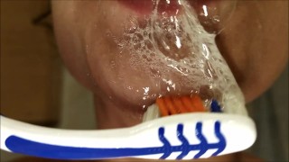 Экстремальный рвотный рефлекс, фетиш на рот и слюну - Короткая версия