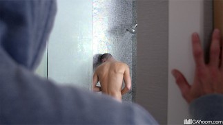 Anon Intruderからのサプライズアナル!若いラテン系アメリカ人は年上のパパの大きなペニスを取ります