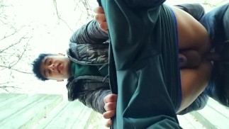 Openbare vluggertje zonder condoom en sperma in twink