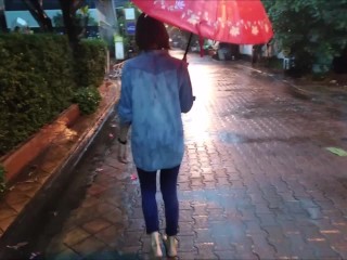 Barfuß Laufendes Publikum in Der Stadt Im Regen Fußfetisch - Nina Yo