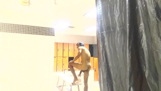 Самый большой мягкий член, который я видел, висит в раздевалке вау!