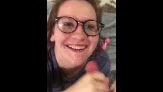 Schattig normaal meisje gedraagt zich als een sletje