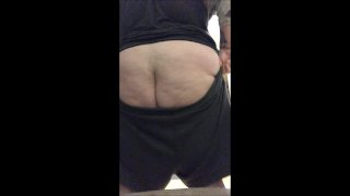 台所に落ちる大きなショートパンツ(+お尻が広がる)
