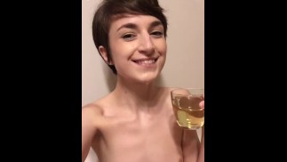 Chica peluda bebe su orina