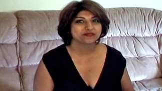 Amateur Indiase milf likte en gebruikte 2 blanke mannen