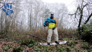 Snowboard-Welpe scharrt im Freien