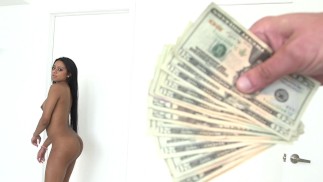 BANGBROS - La jeune servante Ebony Aaliyah Grey se prend la queue de son client