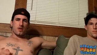 Des voyous amateurs hétéros chain et Aaron les rejoignent pour branler des bites