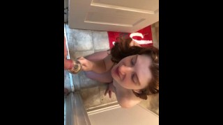 ガールフレンドはグラスから私のおしっこを飲みます