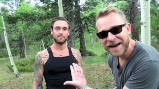 Biggus Dickus - Hung Stud Ethan sempre faz Naked caminhada - Colorado Mountains